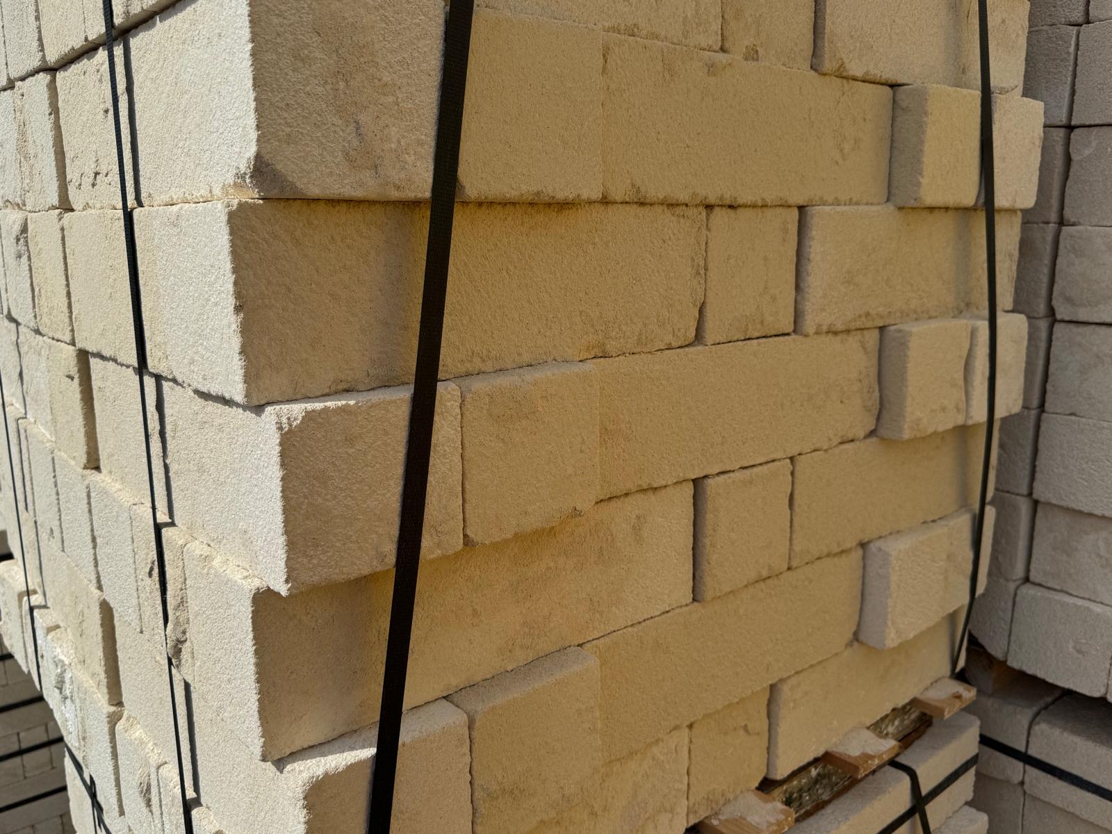 F3989TUF372011 GRAVINA TUFI TUFO CHIARO 37x20x11 mattone/blocco 1 bc=80 pz Art. TUFI37X20X11.5 Gravina Tufi